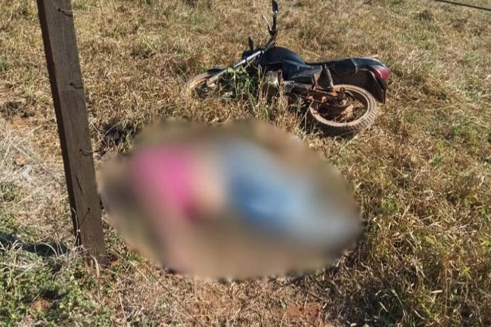 Mulher morre após colidir moto contra cerca de arame em Corumbiara