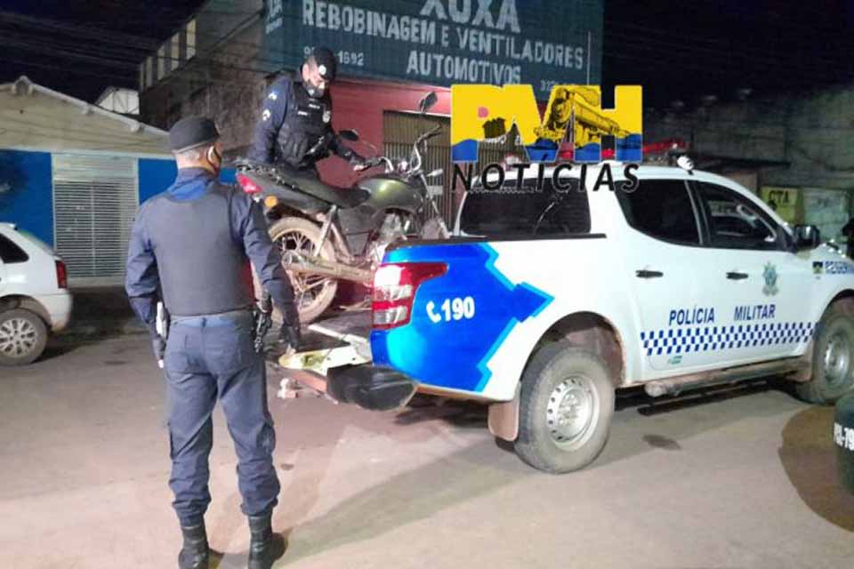 Dupla armada é presa após gasolina da moto acabar durante roubo 