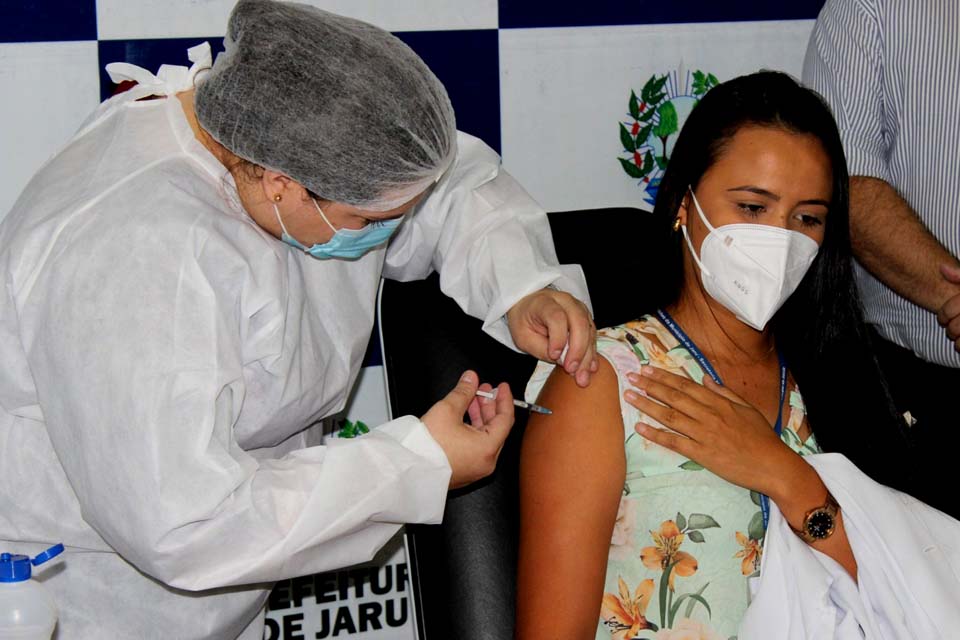 Primeira pessoa vacinada no município é uma enfermeira da linha de frente de combate a Covid-19