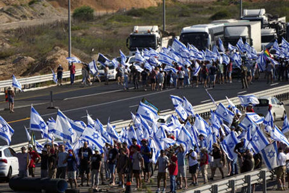 Israel: oposição convoca manifestação histórica após 1ª aprovação de reforma judicial