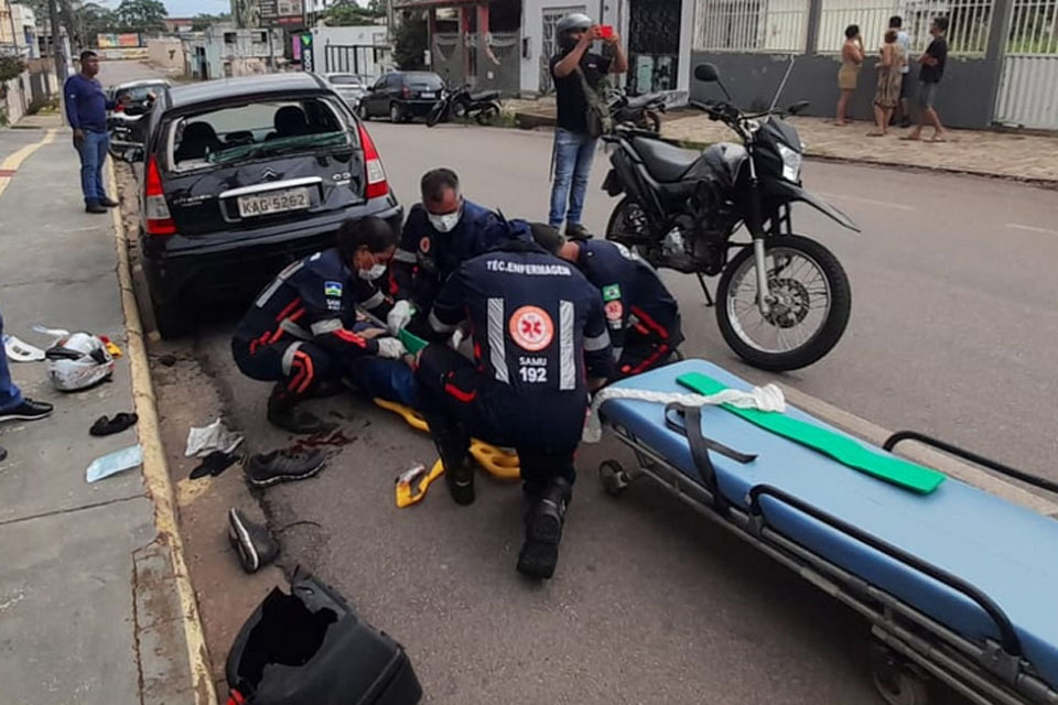 Acidente com quatro veículos deixa dois motociclistas gravemente feridos