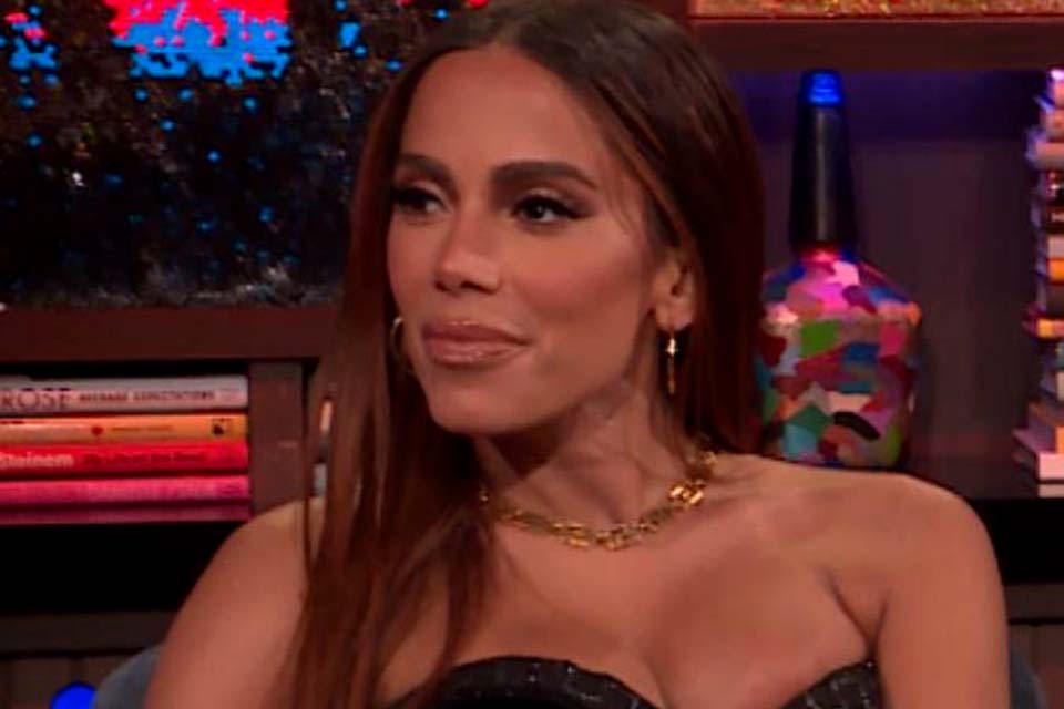 Depois de fazer posts enigmáticos nas redes, Anitta desabafa: Se sentir usada é uma b***a