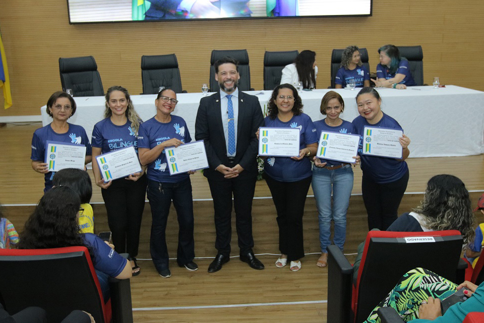 Delegado Camargo homenageia professores pelos 10 anos de sucesso da Escola Bilíngue de Porto Velho