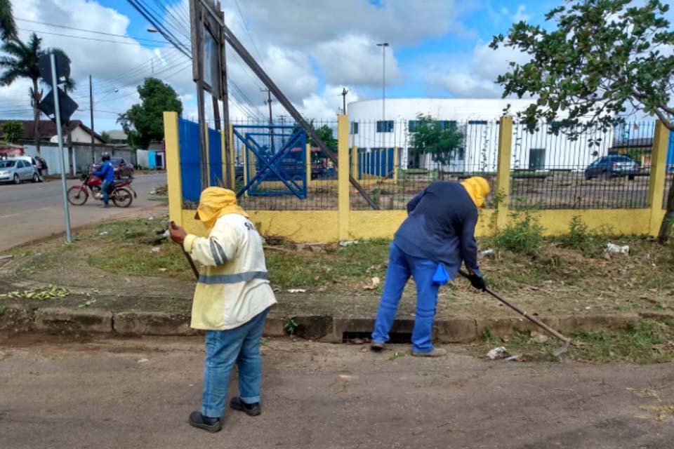 Prefeitura de Porto Velho realiza limpeza no Colégio Padrão e na rua Álvaro Maia