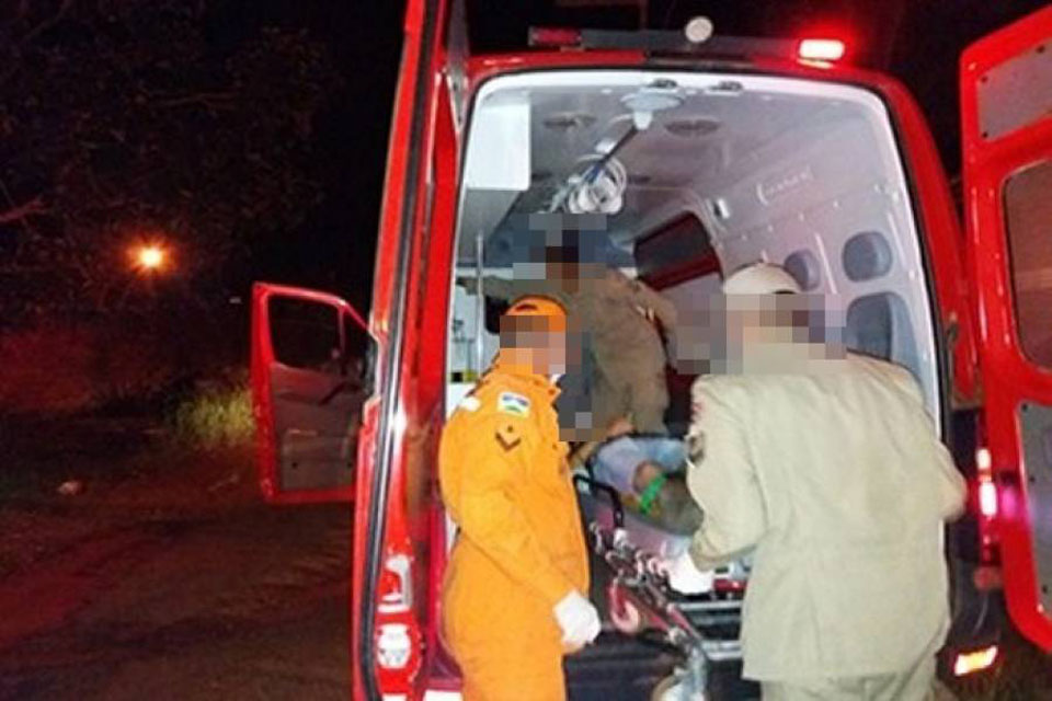 Policial impede assassinato atirando na perna de homem que havia agredido mulher