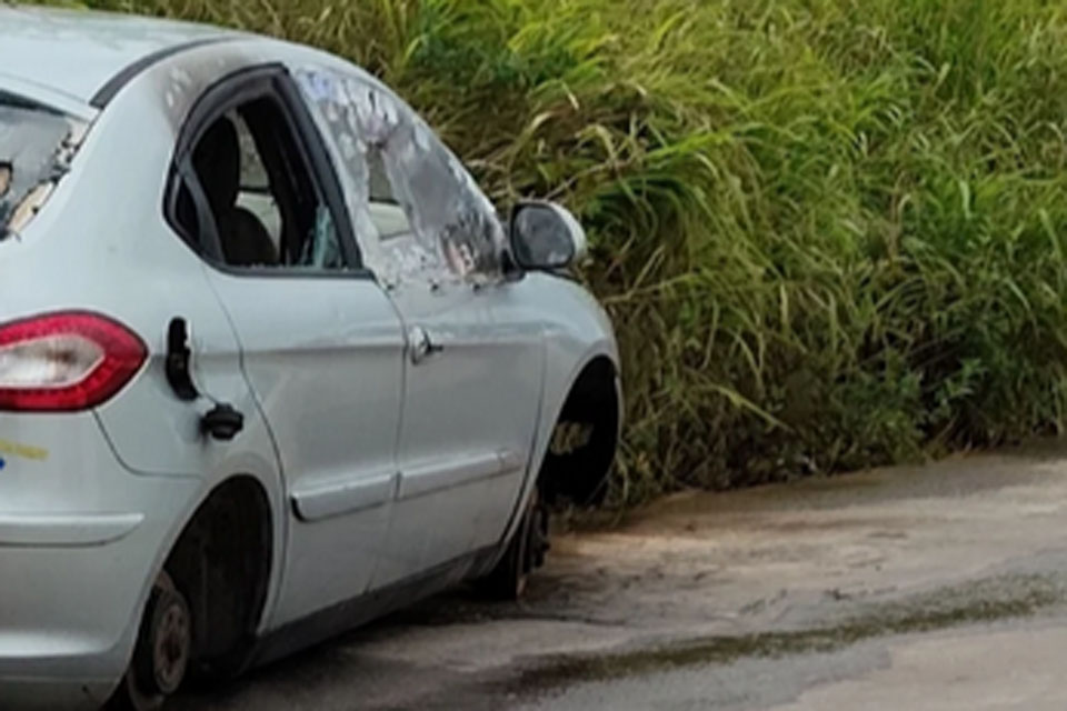 Polícia e bombeiros são acionados após homem atear fogo em carro