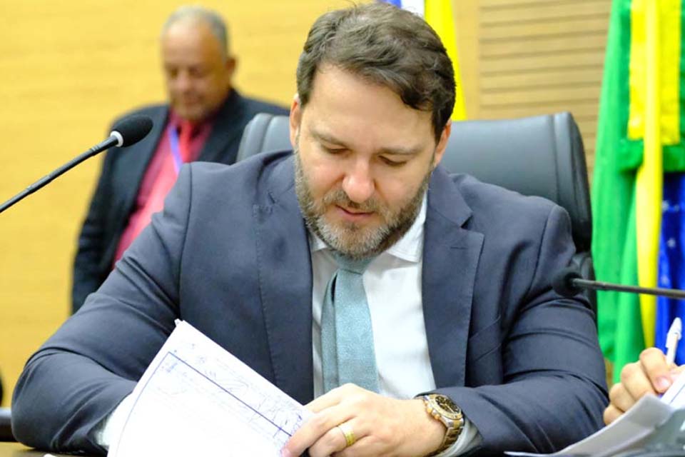 Deputado Alex Redano contempla quatro associações com implementos agrícolas em Ariquemes