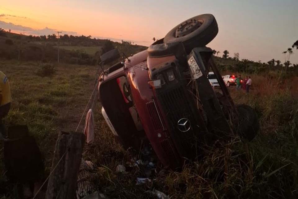 Caminhão tanque capota na RO-133 após acidente com caminhonete