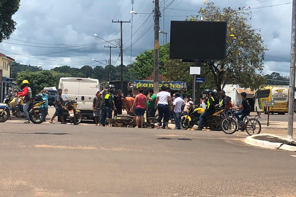 Van avança semáforo da Av. Dom Pedro I e colide com mototaxista