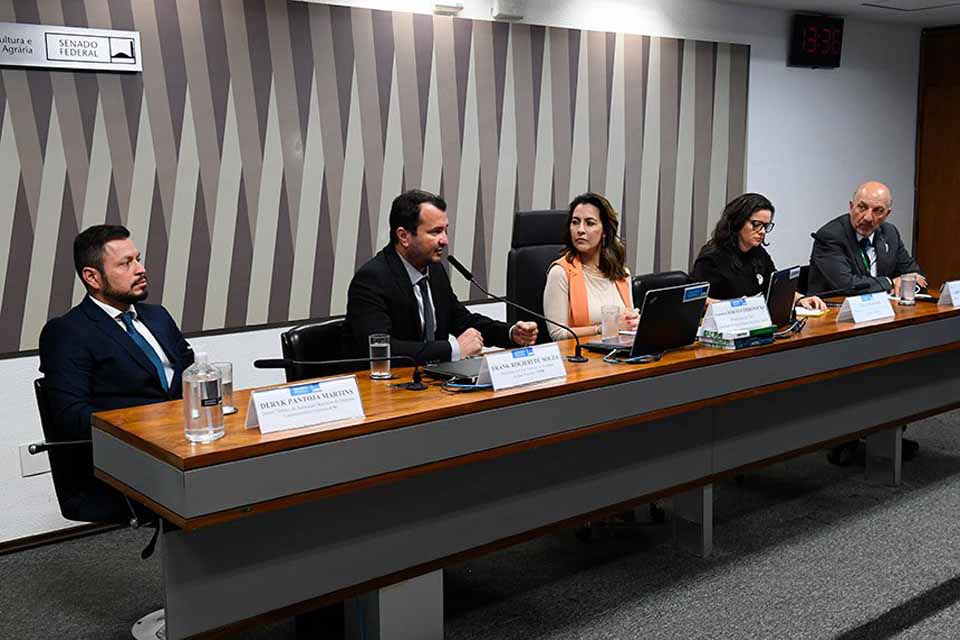 Manejo florestal detém desmatamento e ajuda economia, dizem debatedores no senado