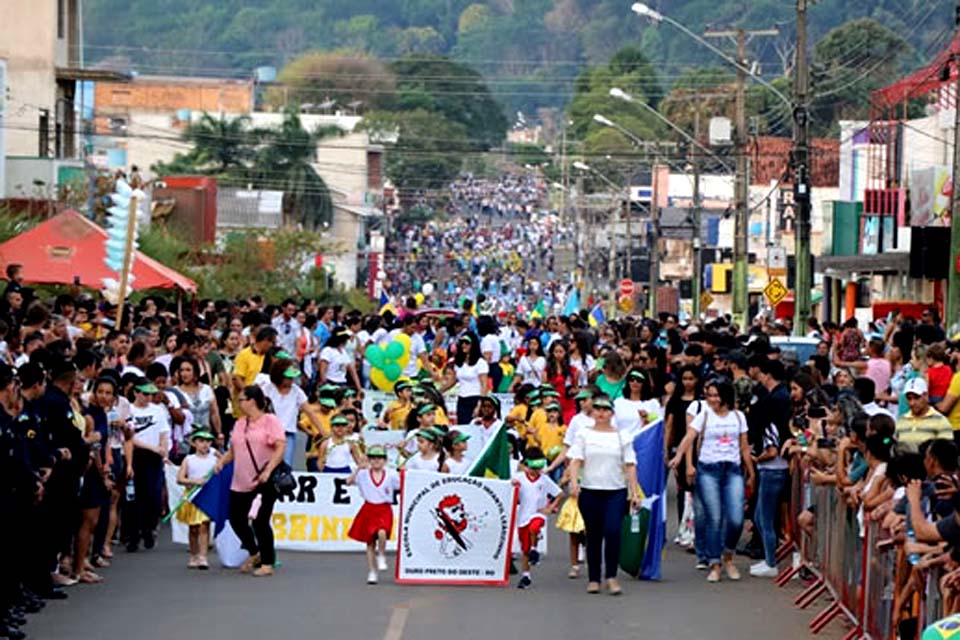 Desfile cívico de 7 de Setembro supera expectativa e atrai população ouro-pretense