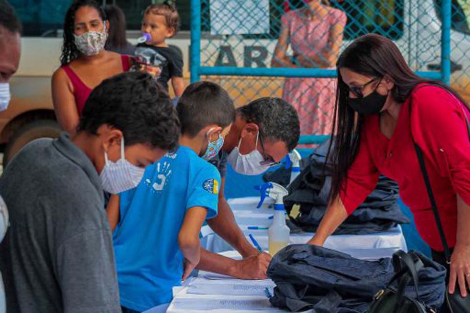 Estudantes de São Miguel do Guaporé recebem kits escolares fabricados por reeducandos