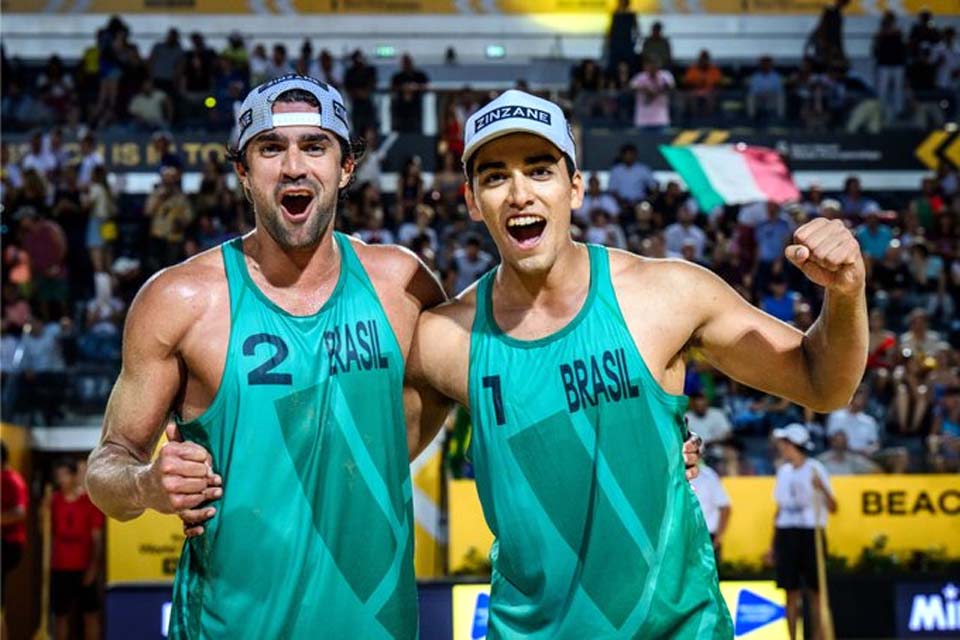 Renato e Vitor Felipe conquistam a prata no Mundial de Vôlei de Praia