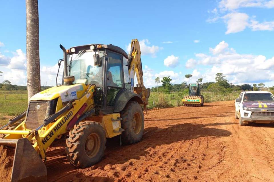 DER realiza serviços de manutenção em pontos críticos da Rodovia 144 em Cacaulândia