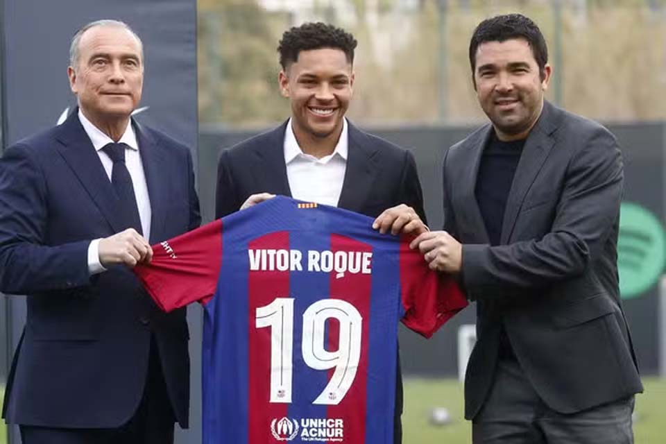 Vitor Roque é apresentado no Barcelona um dia após estreia