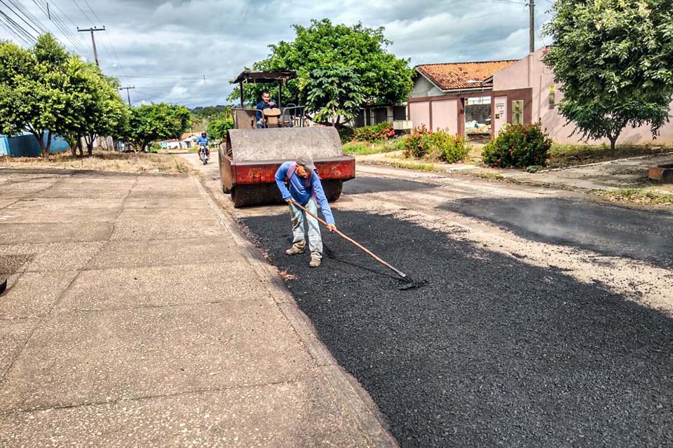 Prefeitura realiza tapa-buracos em ruas do 1º distrito beneficiando os bairros Urupá, Copas Verdes e Centro