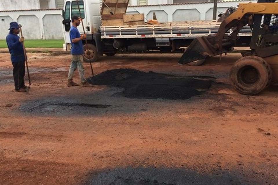 Prefeitura segue com ações da operação tapa-buraco em varias vias