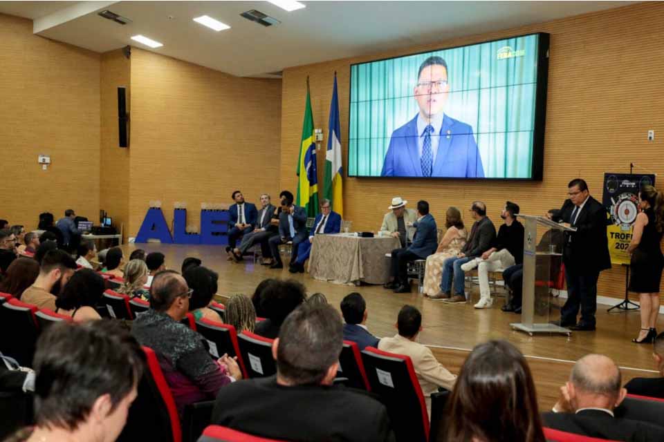 Governador Marcos Rocha é homenageado com o Troféu Fenacom 2024