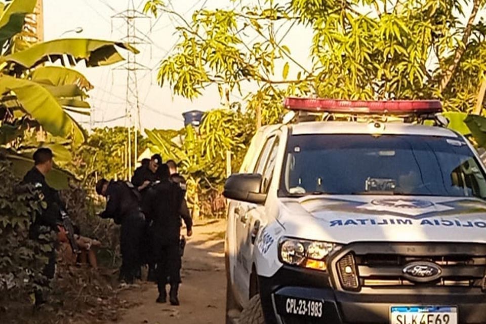 PM prende bando com drogas e explosivos em residência na zona leste