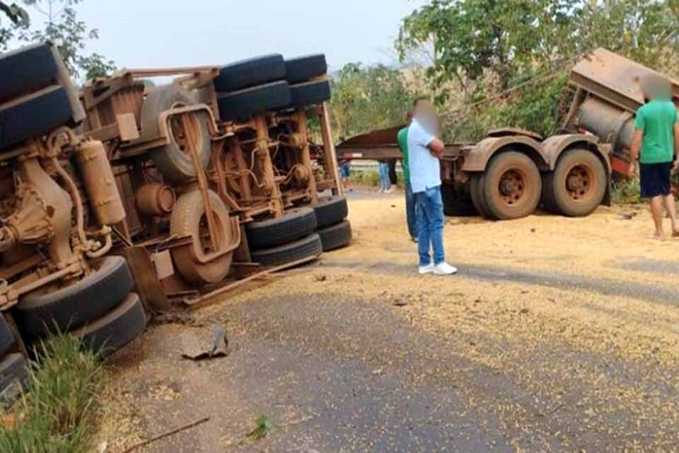 Caminhão carregado com grãos tomba na BR-435 entre Vilhena e Colorado