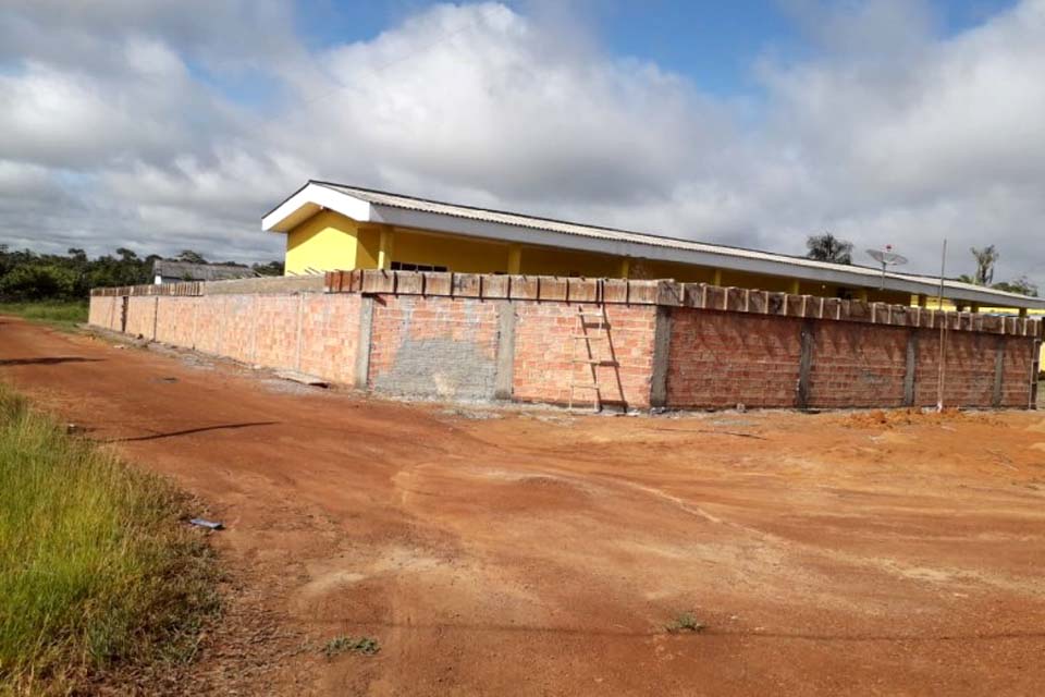 Porto Velho : Construção de muro em escola da zona rural em fase de acabamento