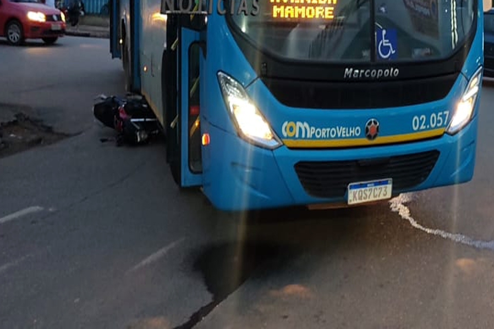 Ônibus arrasta moto durante acidente na zona leste de Porto Velho