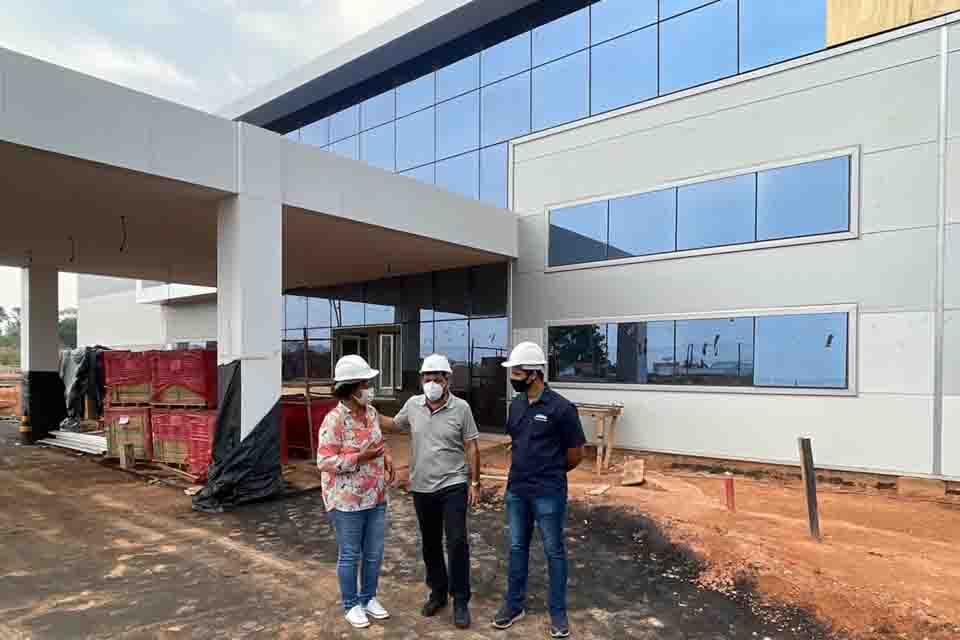 Presidente da Comissão Especial de Combate ao Câncer, Laerte Gomes visita obras do Centro de Prevenção ao Câncer do Hospital do Amor de Ji-Paraná