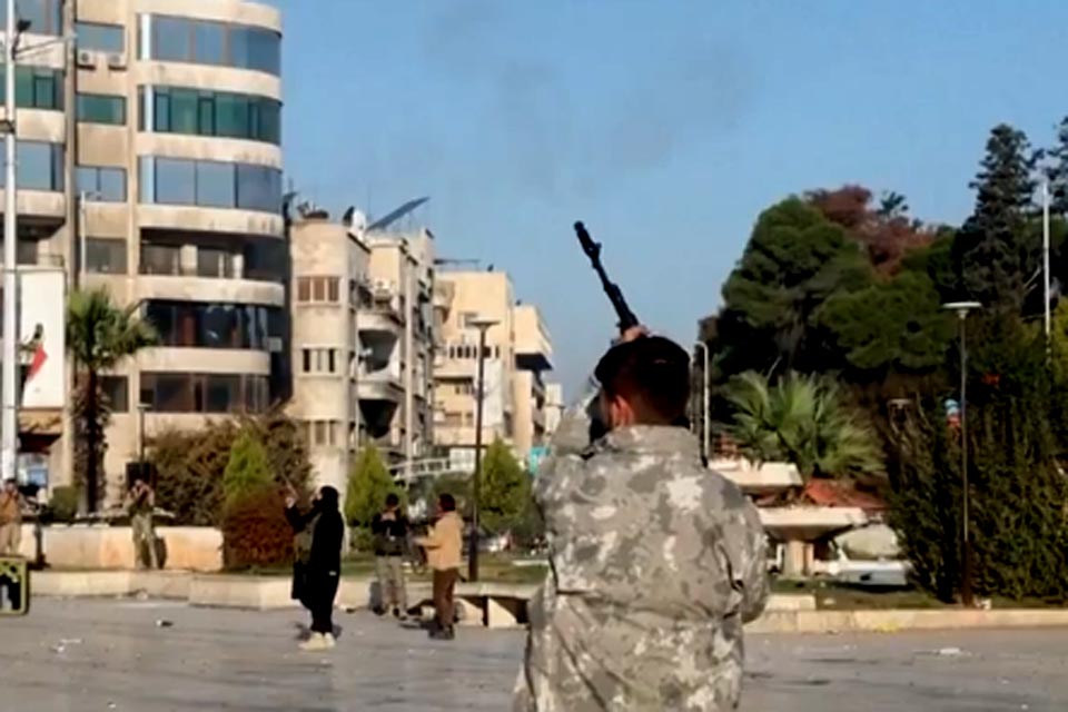 Exército da Síria anuncia retirada de Hama após rebeldes entrarem na cidade