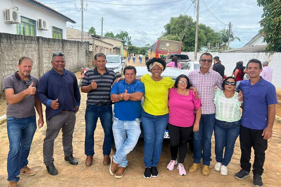 Deputada Slvia Cristina faz a entrega de veculo para escola em distrito de Vale do Paraso