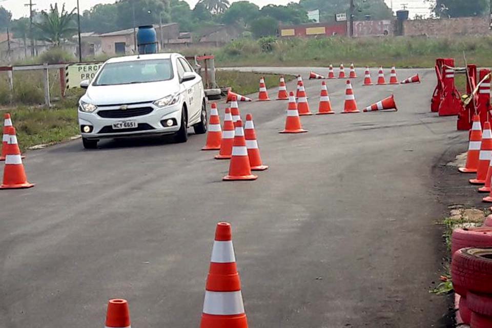 Detran aplica curso de Direção Defensiva para servidores da região Central do Estado