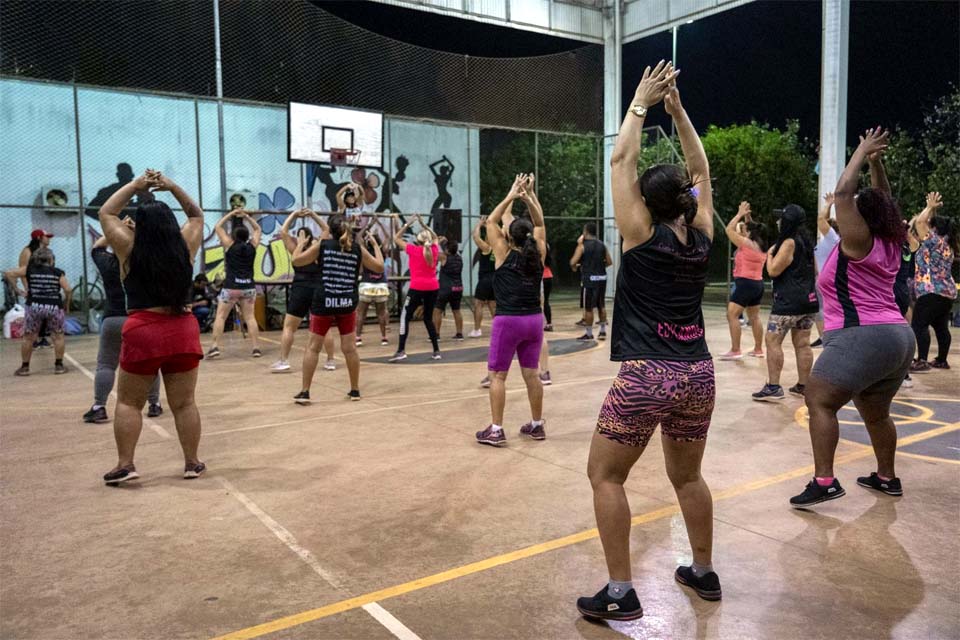 Aulas gratuitas de zumba promovem saúde física e mental de participantes