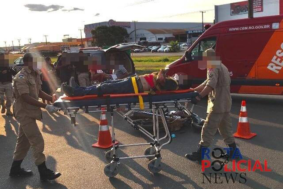 Motociclista fratura costelas em grave acidente na rotatória BR-364 