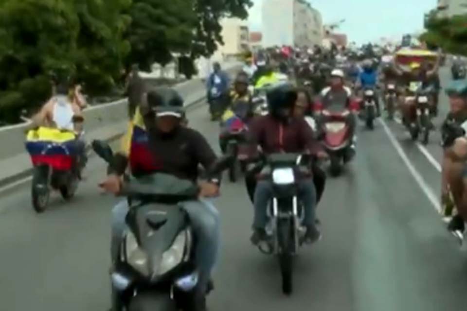 Manifestantes protestam em Caracas após vitória de Maduro ser declarada