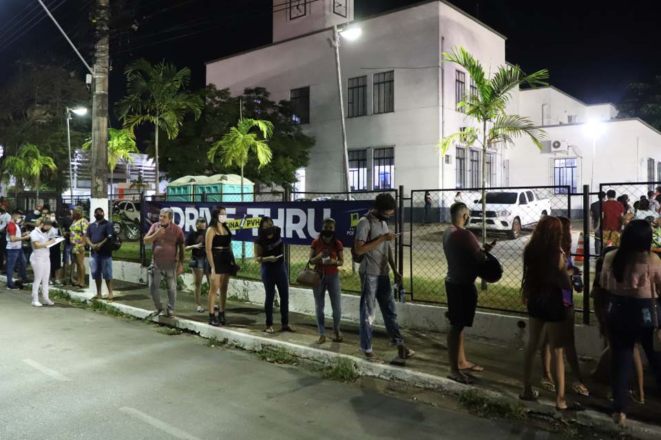 Drive-thru no Prédio do Relógio vacina pessoas a partir de 20 anos contra covid-19