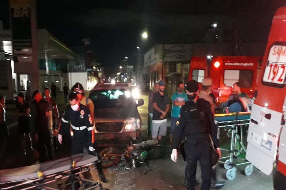 Casal em moto é atropelado por caminhonete no centro de Porto Velho