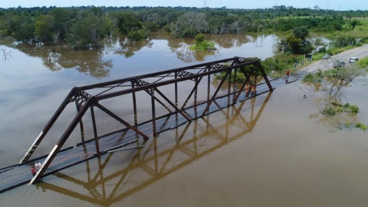 Com enchente, ponte é fechada e deixou município isolado