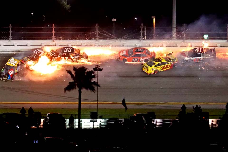 Acidente assustador com fogo na Nascar termina sem pilotos feridos