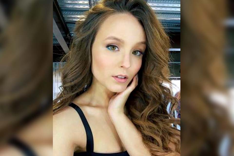 Mais madura, Larissa Manoela posta selfie com novo visual