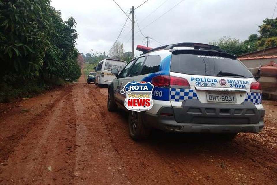 Ladrões furtam micro-ônibus, atolam veículo na área rural e fogem