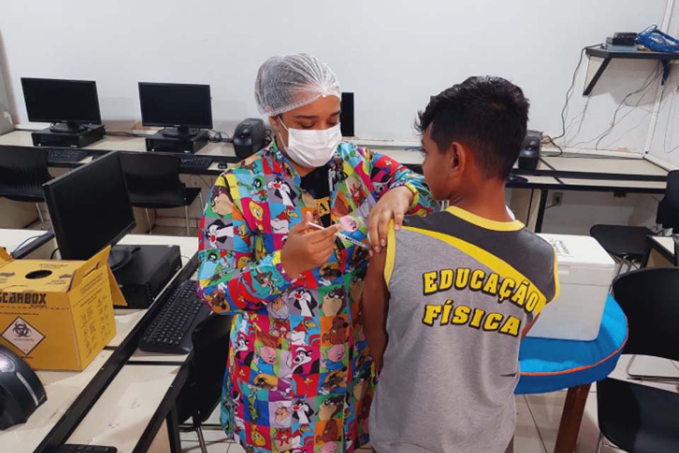 Saúde adota estratégias para aumentar índice de vacinação infantil; mais de 300 alunos foram vacinados durante ação na Escola Osvaldo Piana