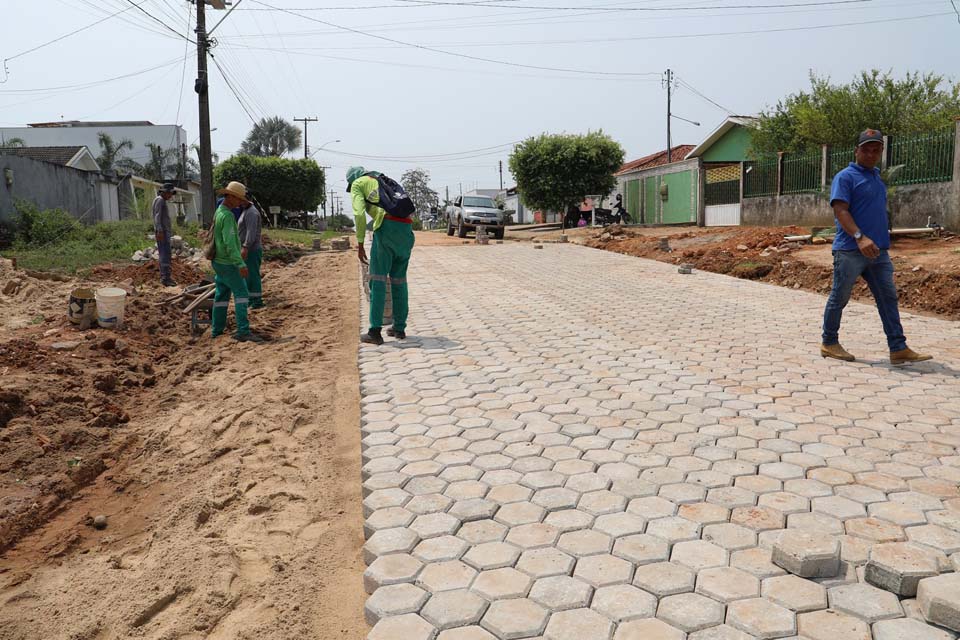 Prefeitura pavimenta trecho da rua Manfredo Barata; via recebe calçamento à base de blocos de concreto