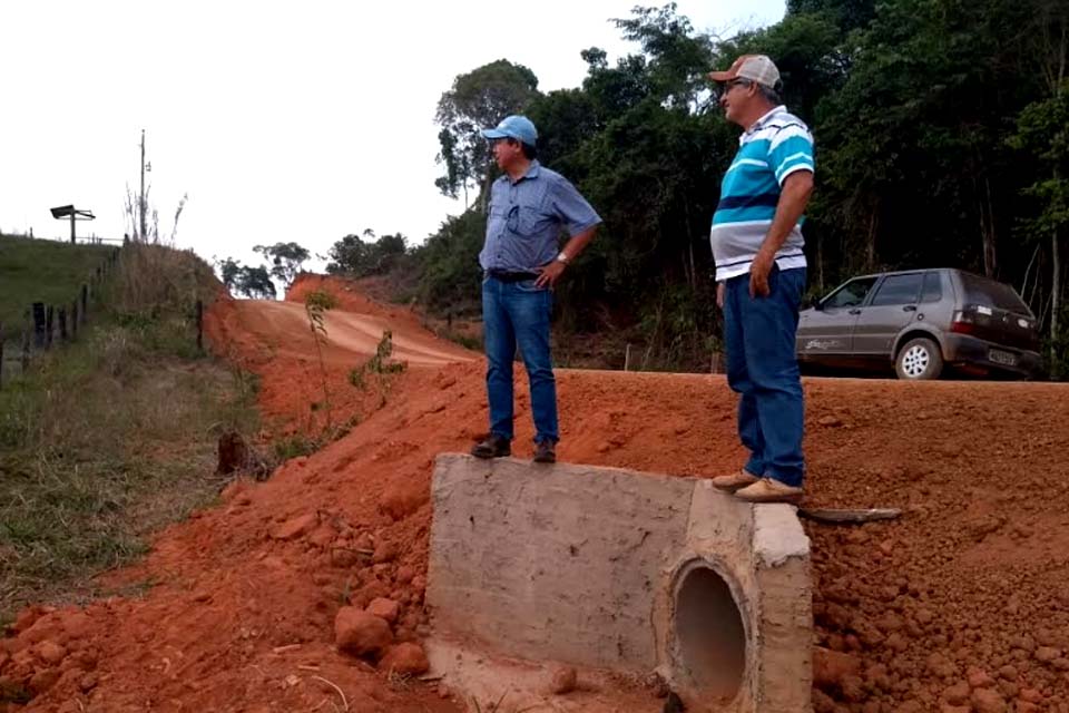 Produtores rurais agradecem Prefeitura por trabalhos de recuperação de estradas na Associação Aeroporto