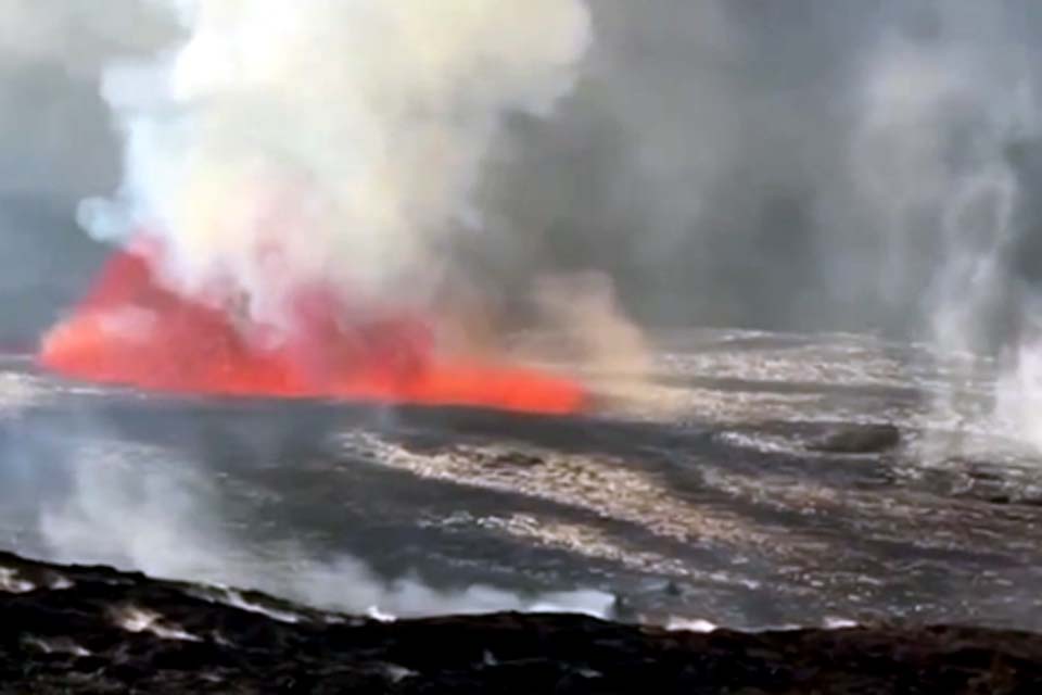 Satélite registra imagem de vulcão havaiano em erupção