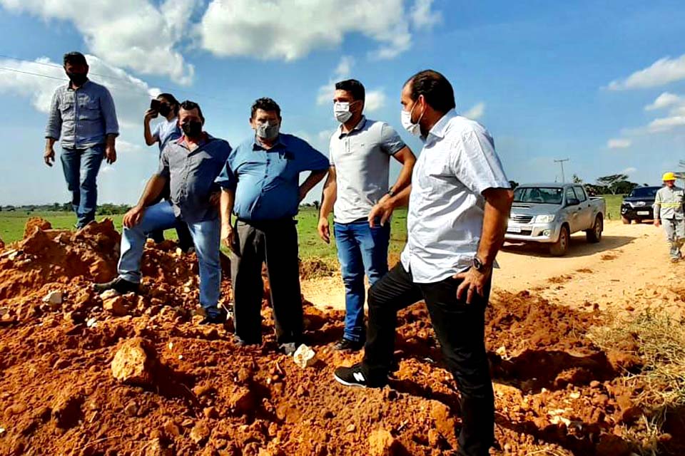 Deputado Laerte Gomes vistoria construção de bueiros em linhas vicinais de Teixeirópolis