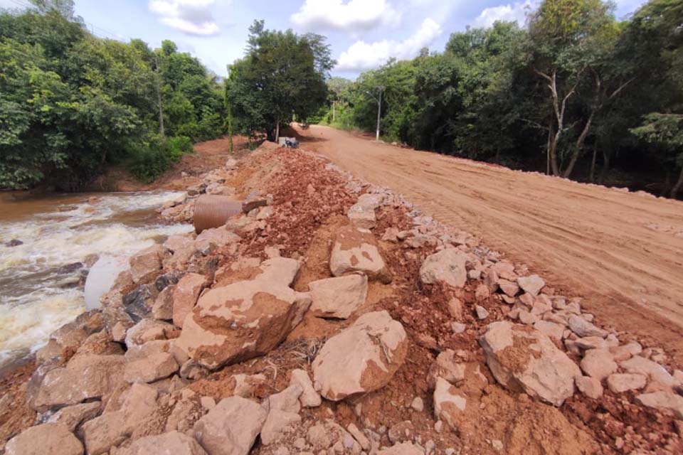 Obra de desvio do igarapé na Estrada de Santo Antônio é concluída;  Ao todo foram usadas 44 manilhas