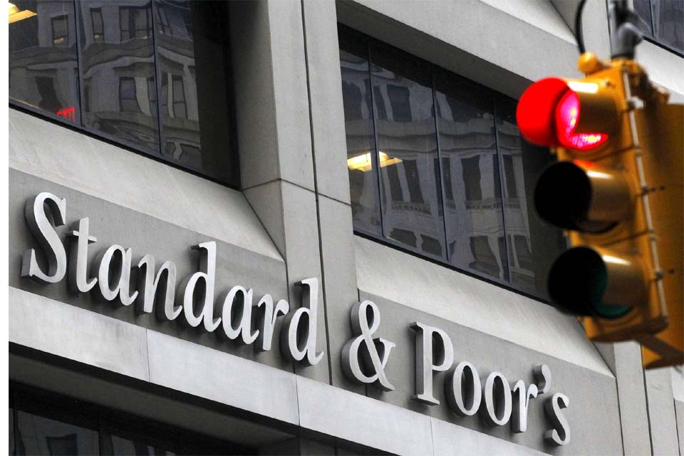 Standard & Poor's reduz perspectiva da nota do Brasil para estável