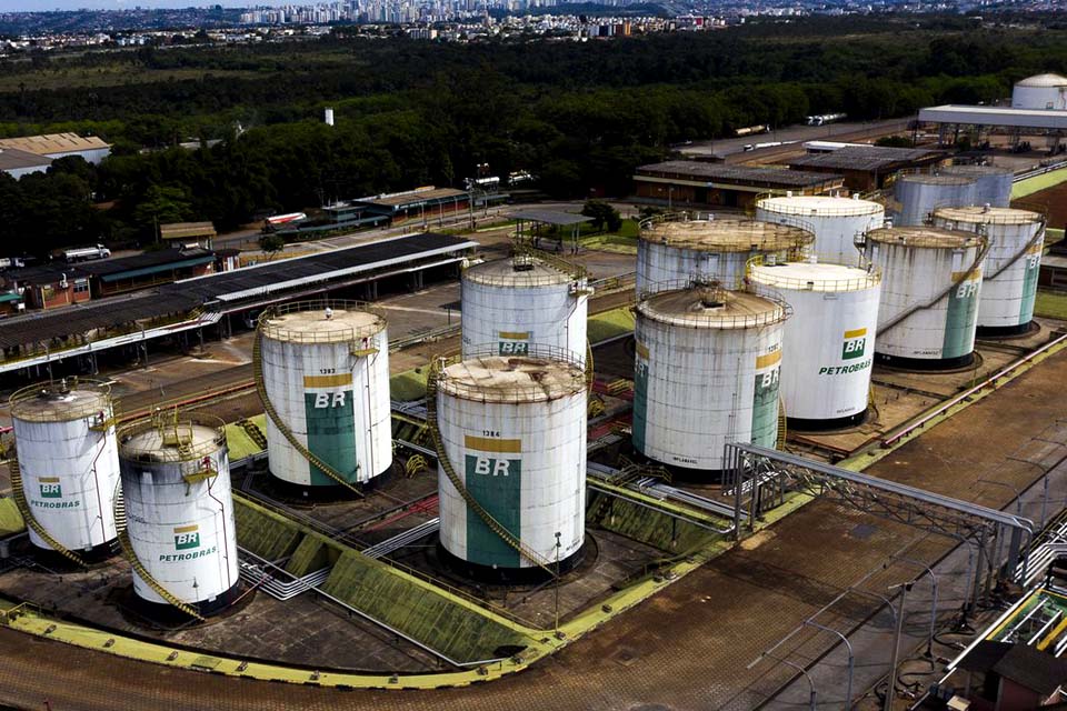 Preço da gasolina da Petrobras para distribuidoras sobe 12%