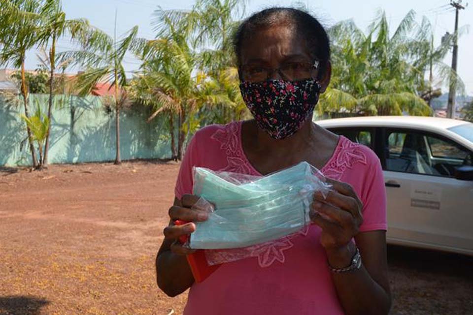 Famílias são beneficiadas com máscaras de tecido distribuídas pelo Governo