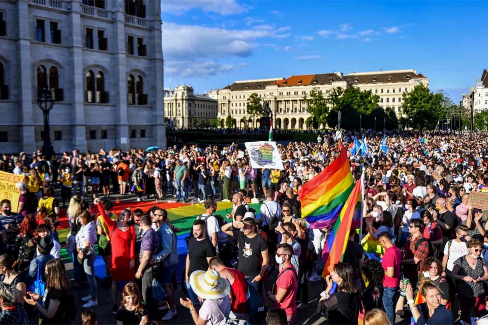 Húngaros em protesto para vetar lei que liga pedofilia a homossexualidade