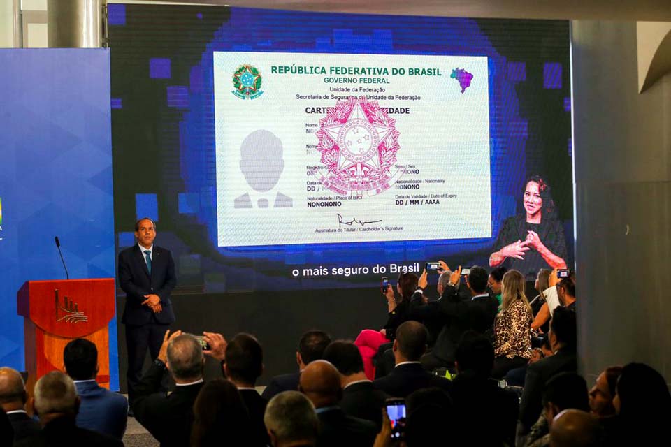 Governo entrega primeiras carteiras de identidade nacional